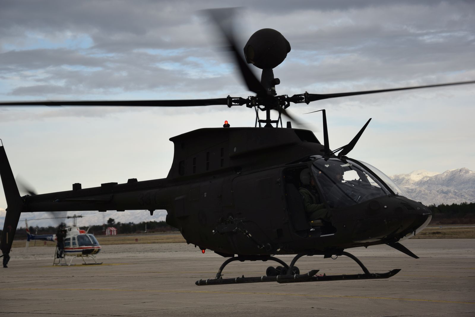 Letačka obuka nove skupine pilota na Kiowama