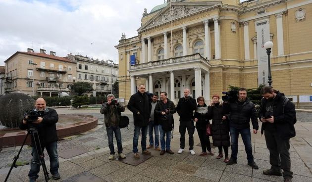 Do najavljenog spaljivanja knjiga ispred kazalista ipak nije doslo. Photo: Goran Kovacic/PIXSELL