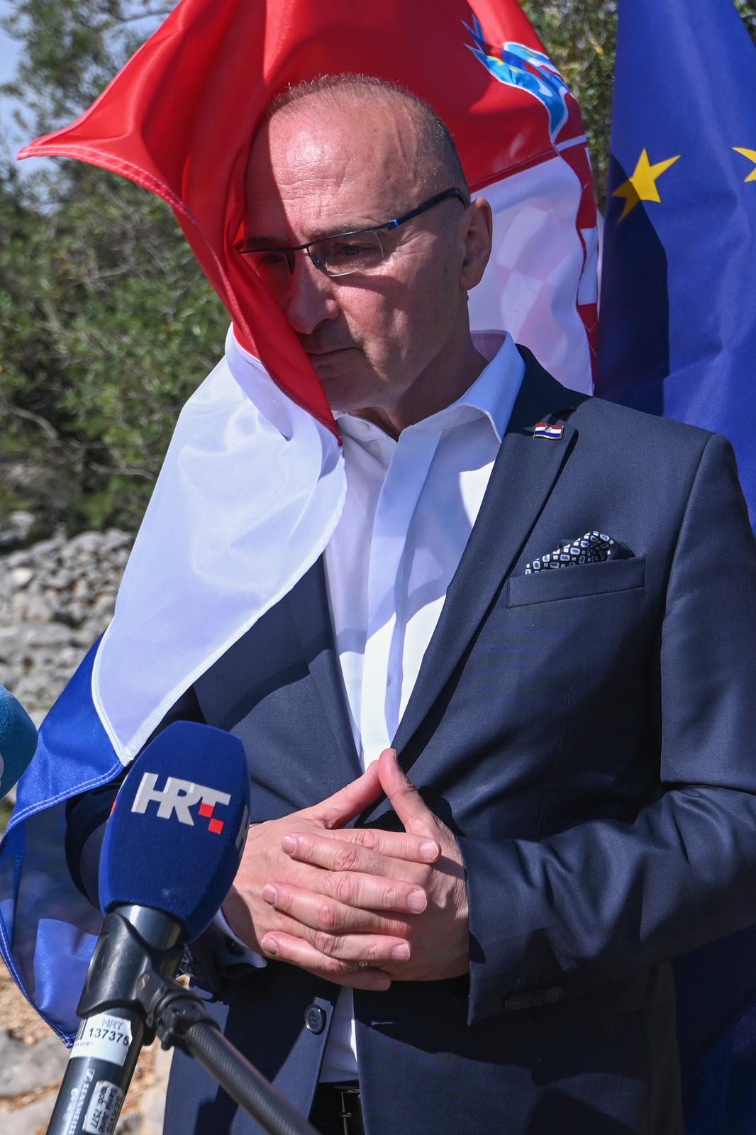 Grlić Radman i veleposlanik Ukrajine posadili maslinu u Perivoju mira