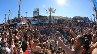 Otok Pag – Hideout festival privukao je mnogobrojnu publiku na popularnu plazu Zrce gdje se na after beach partiju u klubu Papaya plesalo cijelo poslijepodne. Photo: Filip Brala/PIXSELL