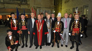 Zadar, 251012.
Zadar je veceras u sklopu obiljezavanja 10. obljetnice Sveucilista u Zadru posjetila Bokeljska mornarica. Prosli su Kalelargom i zaustavili se na Narodnom trgu gdje su ih docekali rektor zadarskog sveucilista Ante Uglesic i gradonacelnik Zv Zadar, 251012.
Zadar je veceras u sklopu obiljezavanja 10. obljetnice Sveucilista u Zadru posjetila Bokeljska mornarica. Prosli su Kalelargom i zaustavili se na Narodnom trgu gdje su ih docekali rektor zadarskog sveucilista Ante Uglesic i gradonacelnik Zv