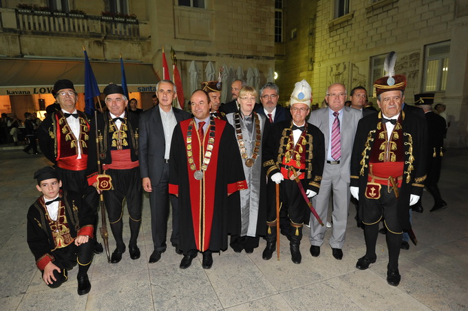 Zadar, 251012.
Zadar je veceras u sklopu obiljezavanja 10. obljetnice Sveucilista u Zadru posjetila Bokeljska mornarica. Prosli su Kalelargom i zaustavili se na Narodnom trgu gdje su ih docekali rektor zadarskog sveucilista Ante Uglesic i gradonacelnik Zv Zadar, 251012.
Zadar je veceras u sklopu obiljezavanja 10. obljetnice Sveucilista u Zadru posjetila Bokeljska mornarica. Prosli su Kalelargom i zaustavili se na Narodnom trgu gdje su ih docekali rektor zadarskog sveucilista Ante Uglesic i gradonacelnik Zv