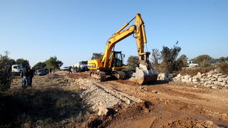 Vir, 190213.
Otoki Vir. 
Kao sto je i najavljeno, pocelo je rusenje ilegalnih objekata. Polazisna tocka bagera je otok Vir na kojem je oko 8.000 bespravno izgradjenih objekata. Nesto prije 9 sati prvi je bager stigao na taj otok. Policija asistira na podr