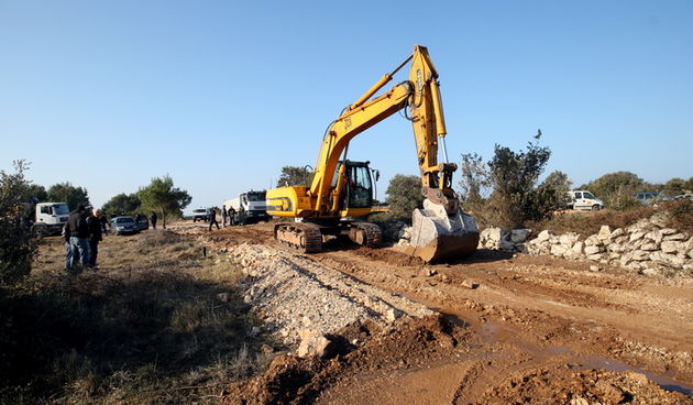 Vir, 190213.
Otoki Vir. 
Kao sto je i najavljeno, pocelo je rusenje ilegalnih objekata. Polazisna tocka bagera je otok Vir na kojem je oko 8.000 bespravno izgradjenih objekata. Nesto prije 9 sati prvi je bager stigao na taj otok. Policija asistira na podr