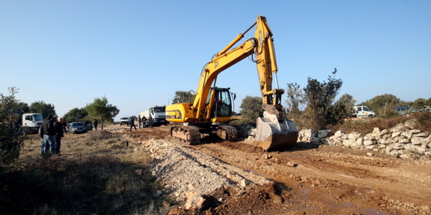 Vir, 190213.
Otoki Vir.
Kao sto je i najavljeno, pocelo je rusenje ilegalnih objekata. Polazisna tocka bagera je otok Vir na kojem je oko 8.000 bespravno izgradjenih objekata. Nesto prije 9 sati prvi je bager stigao na taj otok. Policija asistira na podr Vir, 190213.
Otoki Vir.
Kao sto je i najavljeno, pocelo je rusenje ilegalnih objekata. Polazisna tocka bagera je otok Vir na kojem je oko 8.000 bespravno izgradjenih objekata. Nesto prije 9 sati prvi je bager stigao na taj otok. Policija asistira na podr