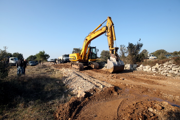 Vir, 190213.
Otoki Vir. 
Kao sto je i najavljeno, pocelo je rusenje ilegalnih objekata. Polazisna tocka bagera je otok Vir na kojem je oko 8.000 bespravno izgradjenih objekata. Nesto prije 9 sati prvi je bager stigao na taj otok. Policija asistira na podr