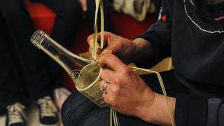 Zadar, 110313
Vjestina pletenja boca cuvenog zadarskog likera “Maraschino” ide u svijet: tri dana pletenje boca ce u Narodnom muzeju uciti studenti koji su u Zadar dosli iz Spanjolske, Poljske, Ceske, Latvije, Slovenije i Njemacke. Danas je bio prvi dan t