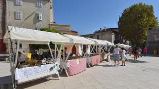 U sklopu 9. Festivala smokve na Trgu pet bunara održava se sajam smokava na kojem proizvođači i prerađivači izlažu i prodaju svoje artikle. Photo: Dino Stanin/PIXSELL U sklopu 9. Festivala smokve na Trgu pet bunara održava se sajam smokava na kojem proizvođači i prerađivači izlažu i prodaju svoje artikle. Photo: Dino Stanin/PIXSELL