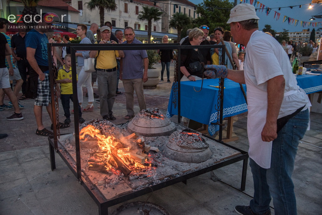 Otvoren 12. biogradski Gastro stol Otvoren 12. biogradski Gastro stol