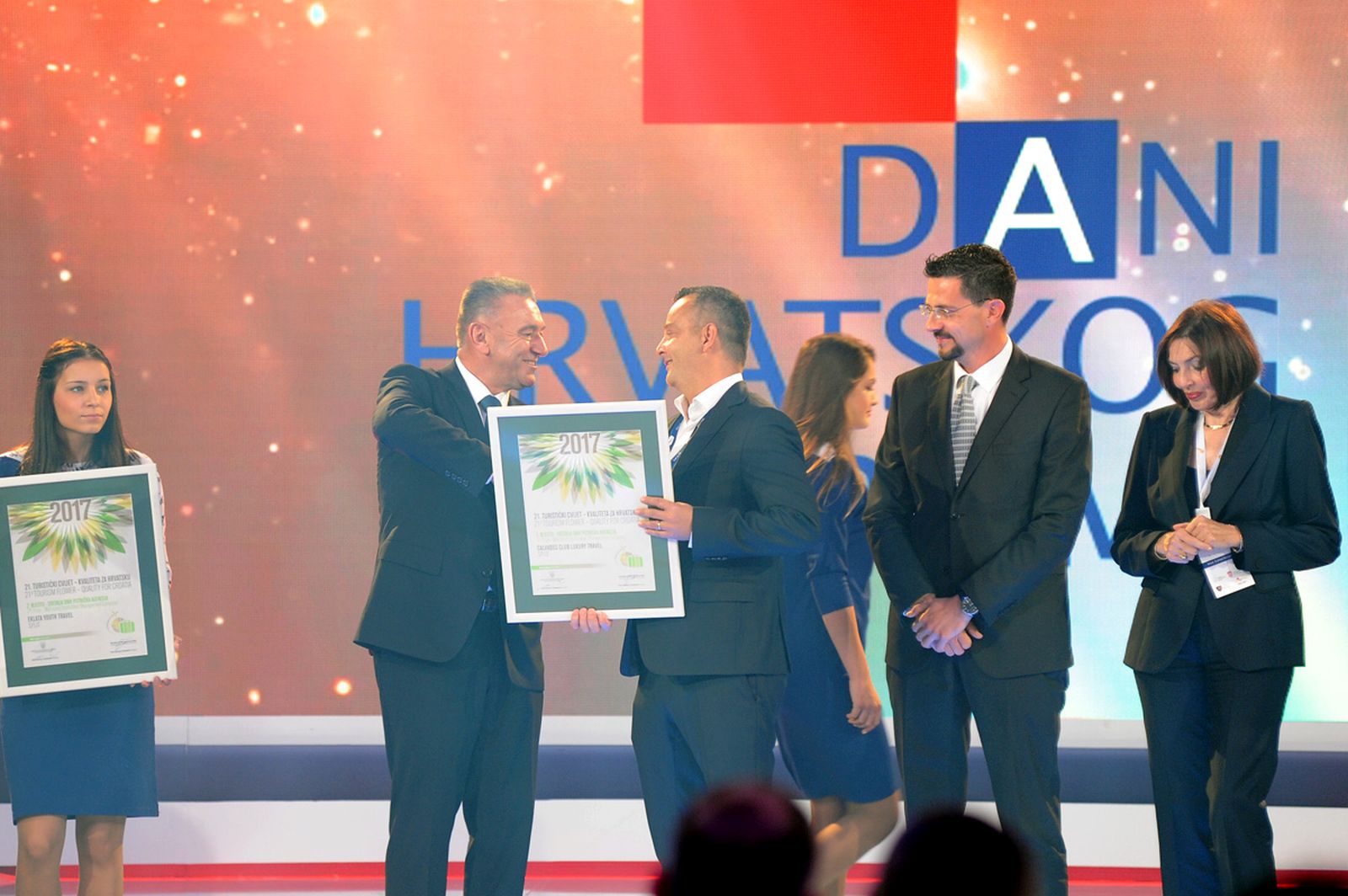 Zrakoplovnoj bazi Zemunik uručeno priznanje “Čovjek-ključ uspjeha u turizmu” Zrakoplovnoj bazi Zemunik uručeno priznanje “Čovjek-ključ uspjeha u turizmu”