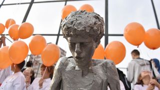 Šibenik: Puštanjem 53 balona obilježen rođendan Dražena Petrovića Šibenik: Puštanjem 53 balona obilježen rođendan Dražena Petrovića