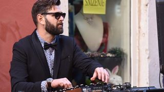 Djedice Mrazovi spustili se padobranom na Forum