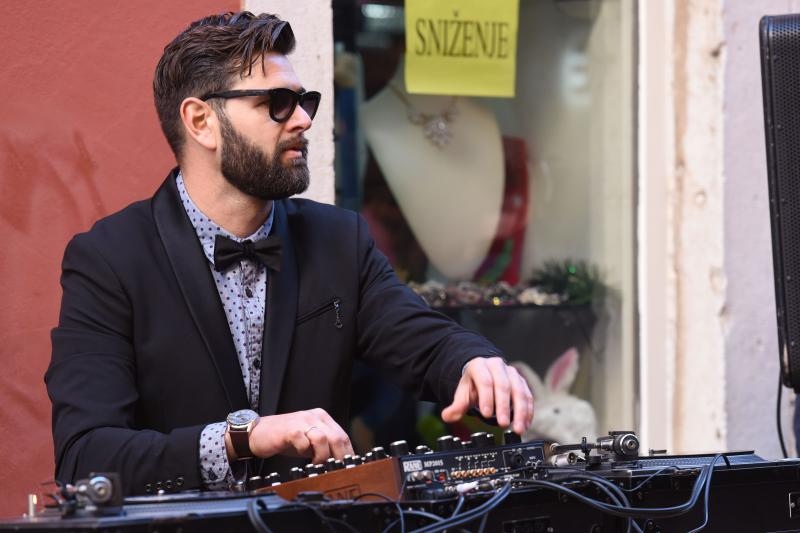 Djedice Mrazovi spustili se padobranom na Forum