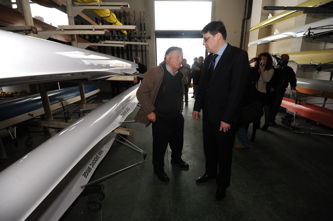 Zadar, 250313
Ministar znanosti, obrazovanja i sporta Zeljko Jovanovic boravak u Zadru zavrsio je posjetom najstarijem djelatnom sportskom drustvu u Zadru i prvom osnovanom hrvatskom veslackom klubu na Jadranskom moru Zadar, 250313
Ministar znanosti, obrazovanja i sporta Zeljko Jovanovic boravak u Zadru zavrsio je posjetom najstarijem djelatnom sportskom drustvu u Zadru i prvom osnovanom hrvatskom veslackom klubu na Jadranskom moru