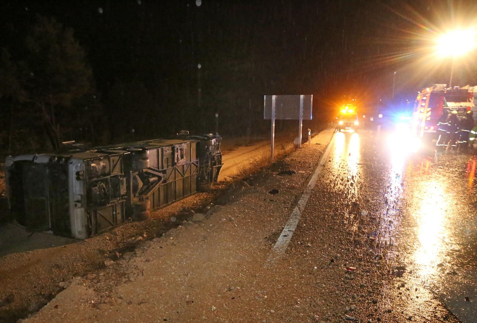 Vodice: U sudaru automobila i autobusa tri osobe ozlijeđene, a autobus završio na boku