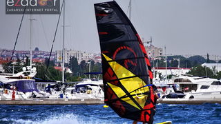 Guštanje surfera u jakom jugu Guštanje surfera u jakom jugu