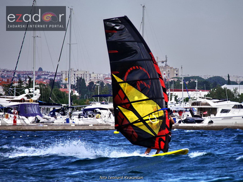 Guštanje surfera u jakom jugu Guštanje surfera u jakom jugu