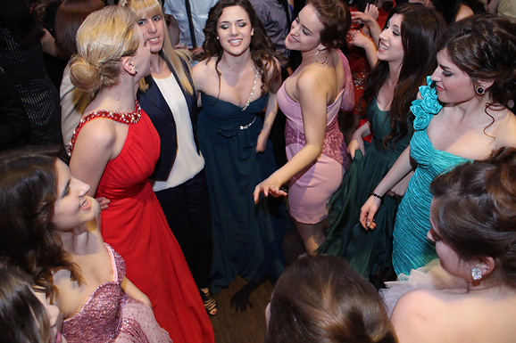 Maturalna večer Gimnazije Vladimira Nazora (foto:Saša Čuka) Maturalna večer Gimnazije Vladimira Nazora (foto:Saša Čuka)