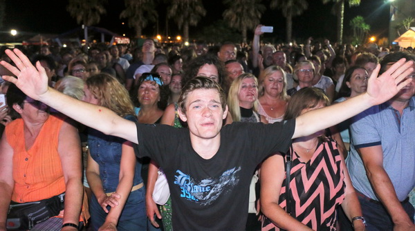 Virsko ljeto 2016: Tomislav Bralić i klapa Intrade oduševili 12 tisuća obožavatelja na virskoj rivi Virsko ljeto 2016: Tomislav Bralić i klapa Intrade oduševili 12 tisuća obožavatelja na virskoj rivi