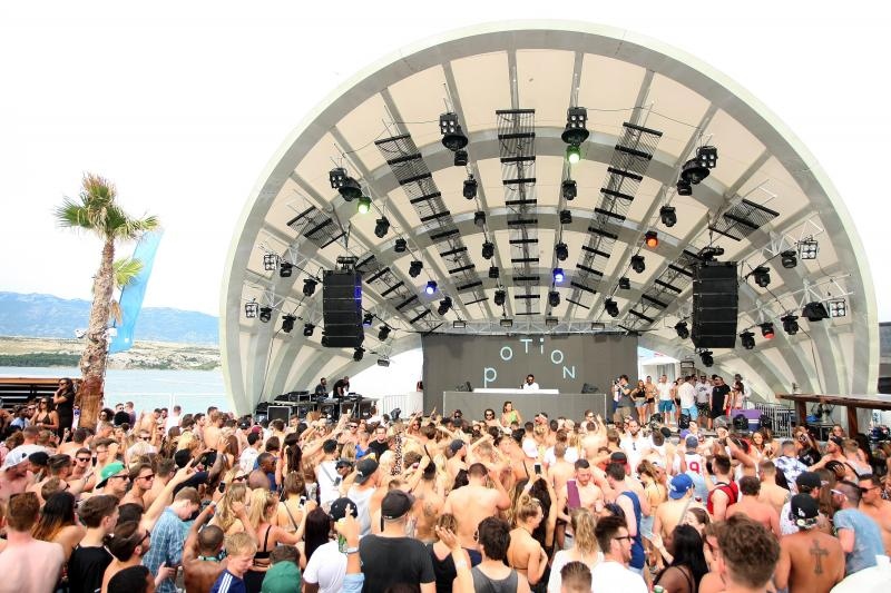 Zrće: Drugi dan Hideout festivala privukao je mnogobrojnu publiku na after beach party, Photo: Luka Stanzl/PIXSELL Zrće: Drugi dan Hideout festivala privukao je mnogobrojnu publiku na after beach party, Photo: Luka Stanzl/PIXSELL