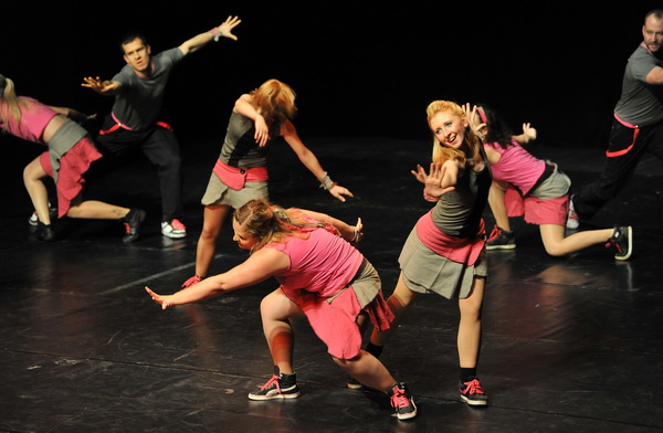 Zadar, 180513.
Veceras je u kazalistu lutaka odrzan Zadarski plesni festival In memoriam Nives Simatovic-Predovan na kojem se predstavilo 19 plesnih ansambla iz 12 gradova.
Na fotografiji: nastup na plesnom festivalu.
Foto: Luka Gerlanc / CROPIX Zadar, 180513.
Veceras je u kazalistu lutaka odrzan Zadarski plesni festival In memoriam Nives Simatovic-Predovan na kojem se predstavilo 19 plesnih ansambla iz 12 gradova.
Na fotografiji: nastup na plesnom festivalu.
Foto: Luka Gerlanc / CROPIX