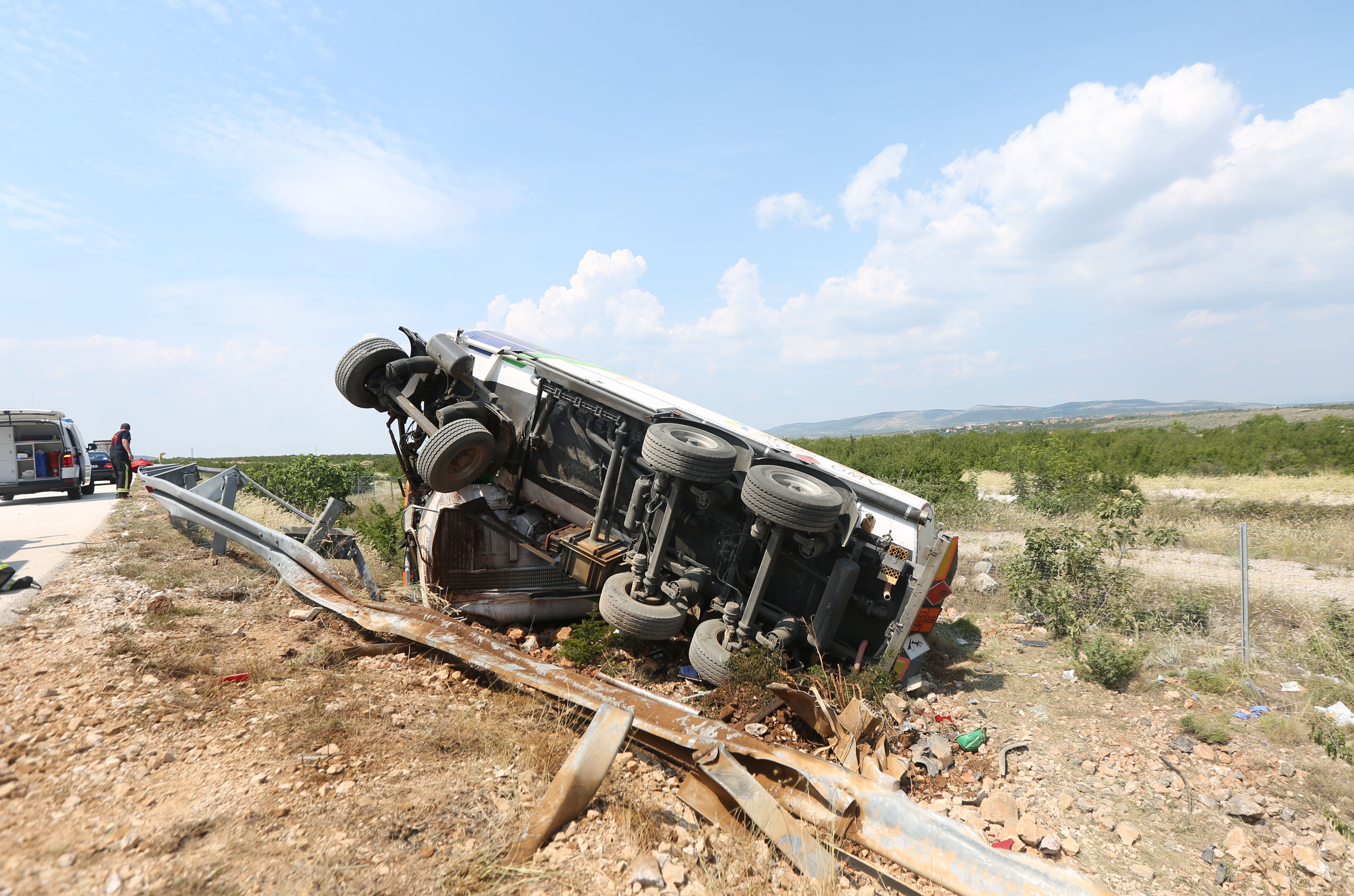 Cisterna s gorivom izletjela s autoceste nakon sudara s tegljačem
