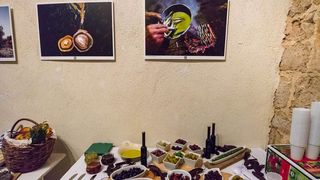 Galerija Kapetanova kula: Svečano otvorenje izložbe “Rastočeno vrime” Stipe Suraća. Foto: Mladen Radolović Mrlja Galerija Kapetanova kula: Svečano otvorenje izložbe “Rastočeno vrime” Stipe Suraća. Foto: Mladen Radolović Mrlja