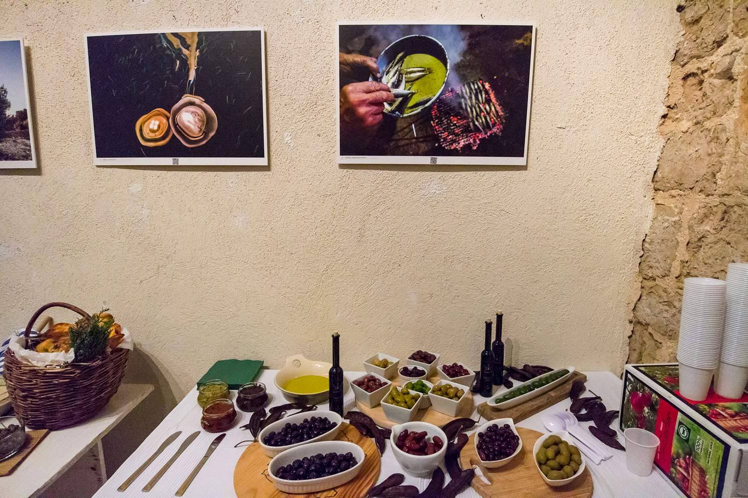 Galerija Kapetanova kula: Svečano otvorenje izložbe “Rastočeno vrime” Stipe Suraća. Foto: Mladen Radolović Mrlja Galerija Kapetanova kula: Svečano otvorenje izložbe “Rastočeno vrime” Stipe Suraća. Foto: Mladen Radolović Mrlja