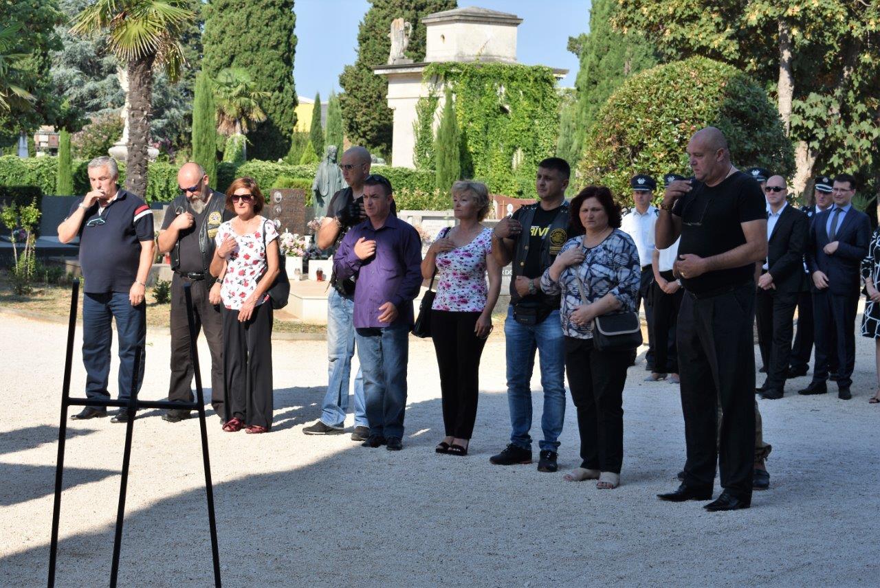 Povodom Dana pobjede kod središnjeg križa na Gradskom groblju položeni vijenci Povodom Dana pobjede kod središnjeg križa na Gradskom groblju položeni vijenci