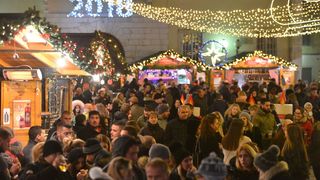 Advent u Zadru: Neno Belan i Fiumensi raspjevali i rasplesali i staro i mlado na Trgu Petra Zoranića Advent u Zadru: Neno Belan i Fiumensi raspjevali i rasplesali i staro i mlado na Trgu Petra Zoranića