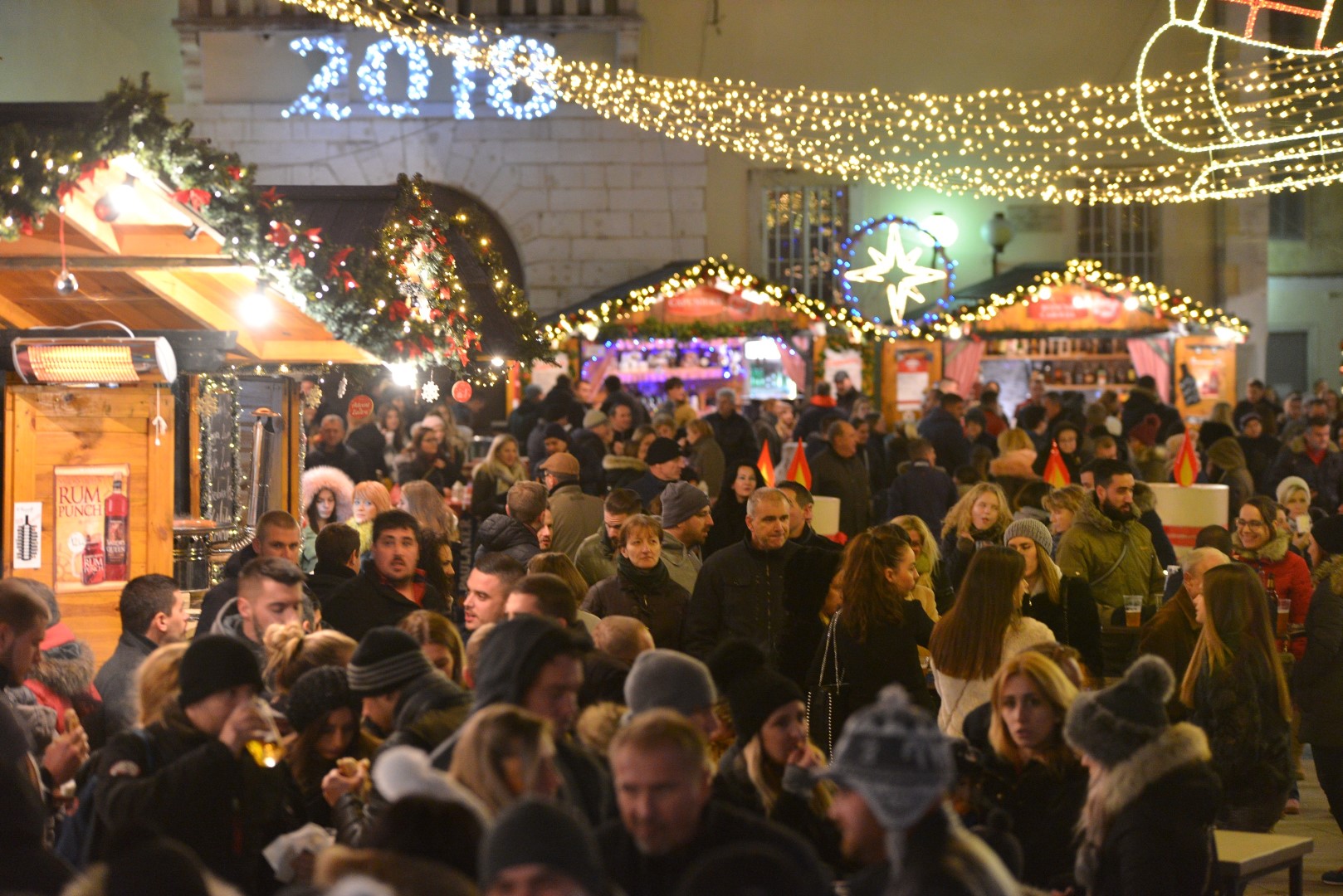 Advent u Zadru: Neno Belan i Fiumensi raspjevali i rasplesali i staro i mlado na Trgu Petra Zoranića Advent u Zadru: Neno Belan i Fiumensi raspjevali i rasplesali i staro i mlado na Trgu Petra Zoranića