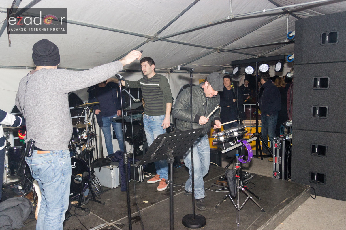 Humanitarni koncert “ZaDar Anđeli” održan je pod šatorom u u dvorištu Gimnazije Jurja Barakovića u Perivoju Vladimira Nazora
