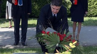 Izaslanstvo SDP-a položilo vijence prvom predsjedniku stranke Ivici Račanu Izaslanstvo SDP-a položilo vijence prvom predsjedniku stranke Ivici Račanu