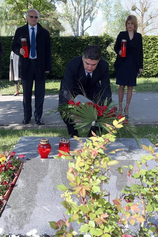 Izaslanstvo SDP-a položilo vijence prvom predsjedniku stranke Ivici Račanu Izaslanstvo SDP-a položilo vijence prvom predsjedniku stranke Ivici Račanu