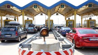 Zbog požara zatvorena autocesta A1 kod Pirovca: Neki vozači se okretali i vozili u suprotnom smjeru Zbog požara zatvorena autocesta A1 kod Pirovca: Neki vozači se okretali i vozili u suprotnom smjeru