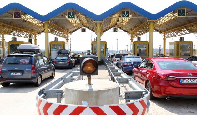 Zbog požara zatvorena autocesta A1 kod Pirovca: Neki vozači se okretali i vozili u suprotnom smjeru