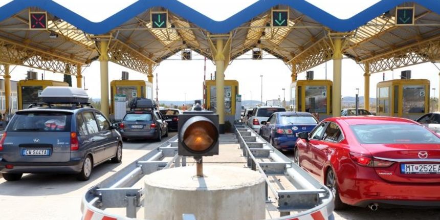 Zbog požara zatvorena autocesta A1 kod Pirovca: Neki vozači se okretali i vozili u suprotnom smjeru