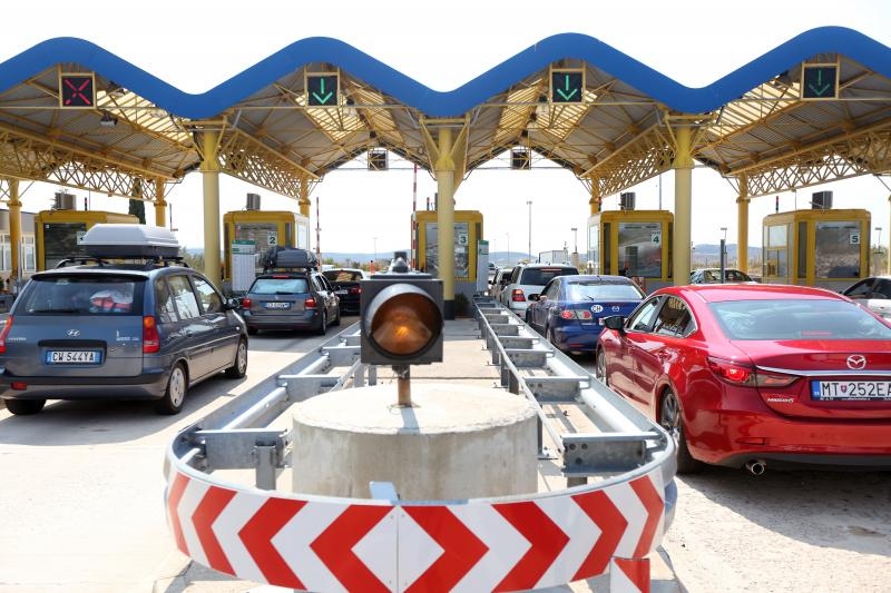 Zbog požara zatvorena autocesta A1 kod Pirovca: Neki vozači se okretali i vozili u suprotnom smjeru Zbog požara zatvorena autocesta A1 kod Pirovca: Neki vozači se okretali i vozili u suprotnom smjeru