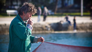 Ribar krpa mrižu svoju (foto:Saša Čuka) Ribar krpa mrižu svoju (foto:Saša Čuka)