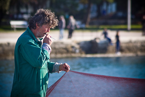 Ribar krpa mrižu svoju (foto:Saša Čuka) Ribar krpa mrižu svoju (foto:Saša Čuka)