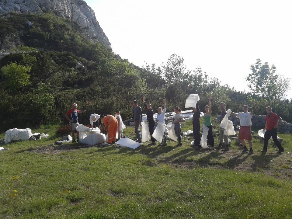 Obnova skloništa na Vlaškom gradu, foto: PD Paklenica Obnova skloništa na Vlaškom gradu, foto: PD Paklenica
