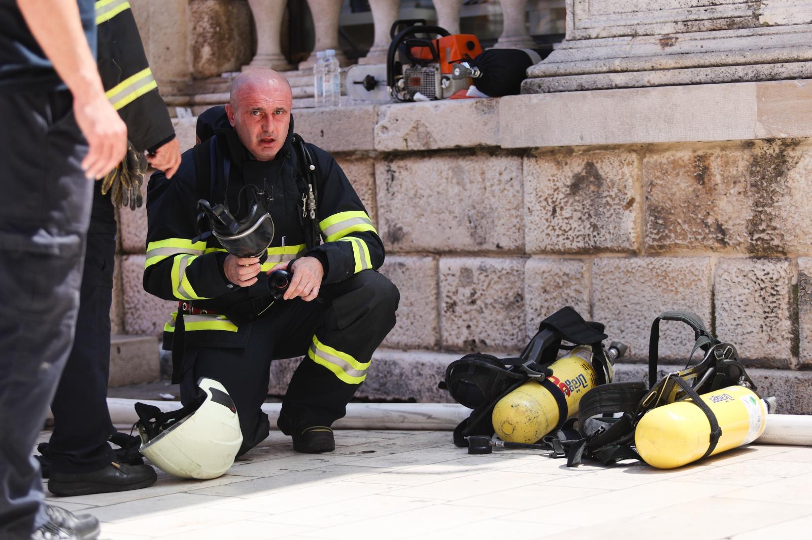 Veliki požar izbio u zgradi na Narodnom trgu Veliki požar izbio u zgradi na Narodnom trgu