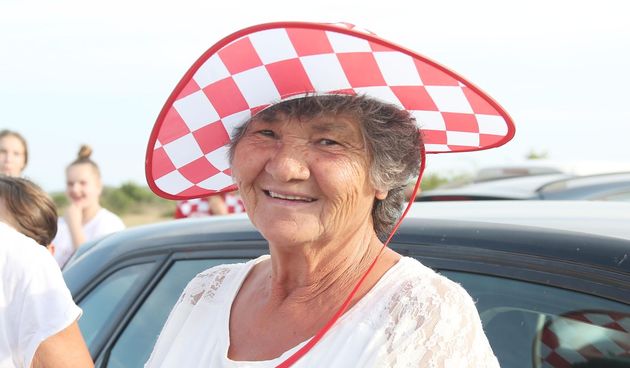 Roditelji i brat Danijela Subašića na milenijskoj fotografiji Šime Strikomana