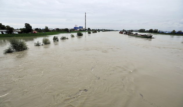 Zagreb, 291012.
Nabujala rijeka Sava, snimljena s Mosta mladosti, izasla je iz svog prirodnog korita zbog vecih oborina ovih dana. Glavnina vodenog vala je prosla i vodostaj je u opadanju.
Foto: Boris Kovacev / CROPIX