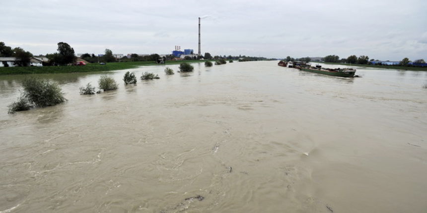 Zagreb, 291012.
Nabujala rijeka Sava, snimljena s Mosta mladosti, izasla je iz svog prirodnog korita zbog vecih oborina ovih dana. Glavnina vodenog vala je prosla i vodostaj je u opadanju.
Foto: Boris Kovacev / CROPIX