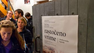 Galerija Kapetanova kula: Svečano otvorenje izložbe “Rastočeno vrime” Stipe Suraća. Foto: Mladen Radolović Mrlja Galerija Kapetanova kula: Svečano otvorenje izložbe “Rastočeno vrime” Stipe Suraća. Foto: Mladen Radolović Mrlja