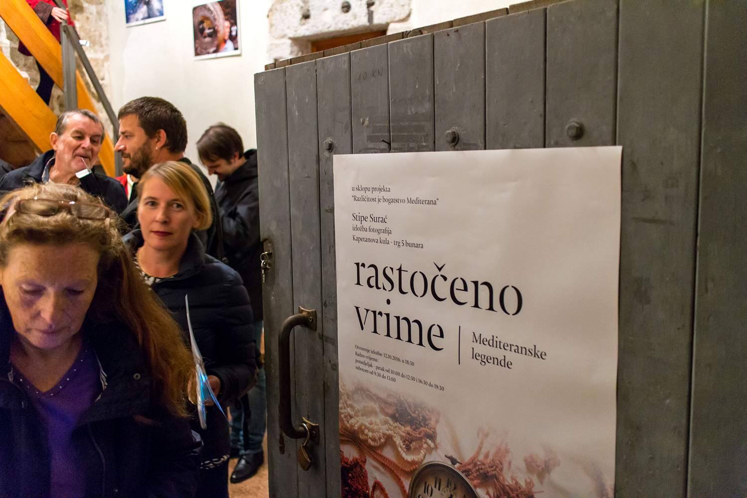 Galerija Kapetanova kula: Svečano otvorenje izložbe “Rastočeno vrime” Stipe Suraća. Foto: Mladen Radolović Mrlja Galerija Kapetanova kula: Svečano otvorenje izložbe “Rastočeno vrime” Stipe Suraća. Foto: Mladen Radolović Mrlja