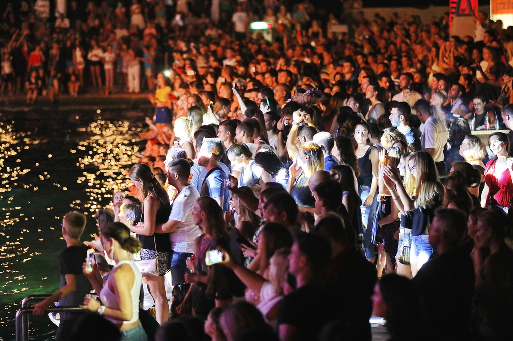 Fenomenalni Petar Grašo raspjevao i rasplesao Biograd Fenomenalni Petar Grašo raspjevao i rasplesao Biograd