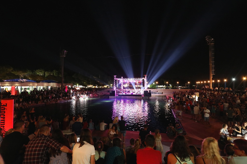 Fenomenalni Petar Grašo raspjevao i rasplesao Biograd Fenomenalni Petar Grašo raspjevao i rasplesao Biograd