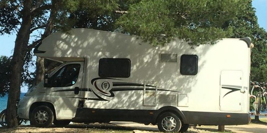 Dok Grad traži komunalne redare – divlji kamperi uživaju! Foto: Edvard Šprljan Dok Grad traži komunalne redare – divlji kamperi uživaju! Foto: Edvard Šprljan